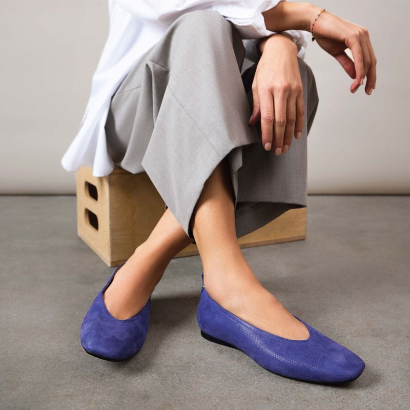 Naturalizer Women's 27 Edit Carla Flat - Future Dusk Blue Suede
